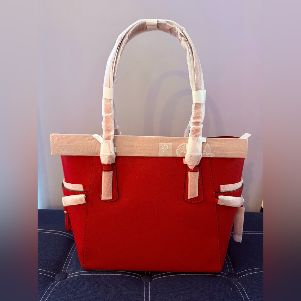 Michael Kors Voyager Large Saffiano Leather Tote Bag - Picture 3 of 6
